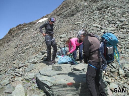 Le groupe s'est rassemblé sur une moraine