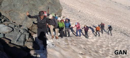 La remontée du névé, crampons aux pieds