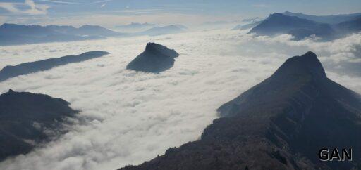 Le Néron émergeant des nuages